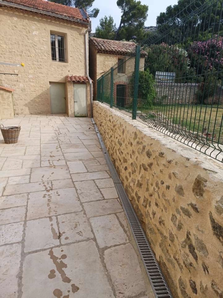 Création d'un mur en pierre apparente dans la drôme.