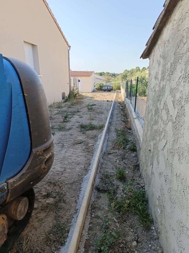 Préparation du terrain pour le terrassement d'une allée à Montélimar avant travaux