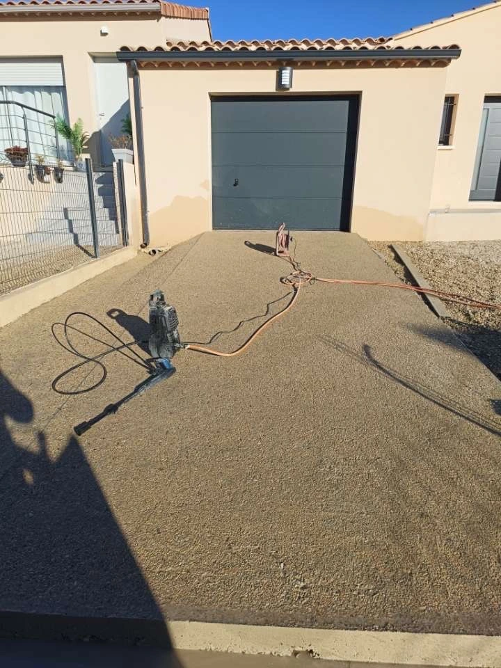 Réalisation d’une rampe d’accès en béton désactivé pour une entrée de garage esthétique et durable